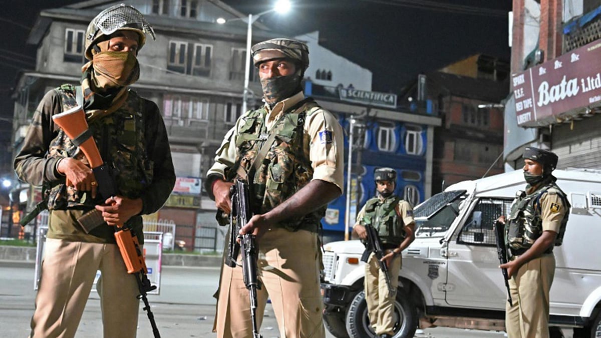 শ্রীনগরে ১৪৪ ধারা জারি রয়েছে। পরিস্থিতি থমথমে। ছবি: এএফপি