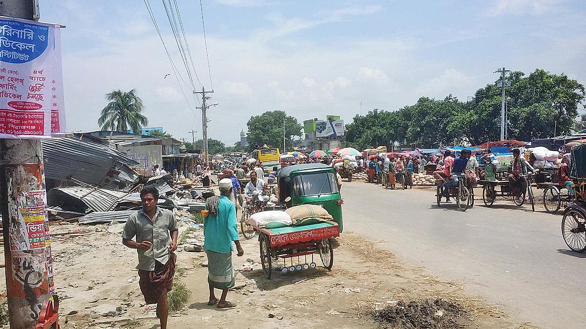 বেড়া বাসস্ট্যান্ড–সংলগ্ন করমজা হাট এলাকায় এখন আর যানজট নেই। গত শনিবারের চিত্র।