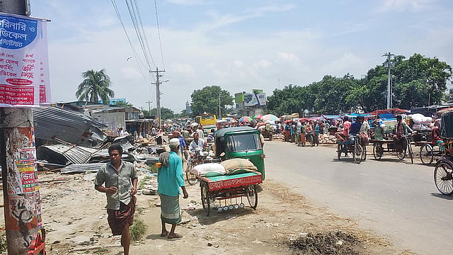 বেড়া বাসস্ট্যান্ড–সংলগ্ন করমজা হাট এলাকায় এখন আর যানজট নেই। গত শনিবারের চিত্র।