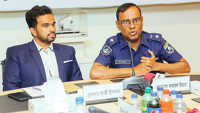 সড়কে নিরাপত্তা নিয়ে গোলটেবিল বৈঠকে বক্তব্য দেন পুলিশ সুপার মোহাম্মদ তবারক উল্লাহ। তাঁর ডান পাশে উবার বাংলাদেশের প্রধান জুলকার কাজী ইসলাম। গতকাল কারওয়ান বাজারের প্রথম আলোর কার্যালয়ে।  ছবি: প্রথম আলো
