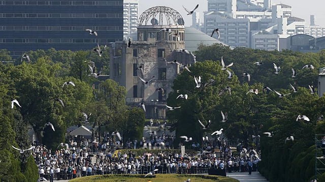 হিরোশিমার পিস মেমোরিয়াল পার্কে উড়ছে শান্তির পায়রা। রয়টার্স ফাইল ছবি