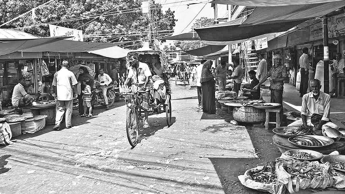 টাঙ্গাইল শহরের স্ট্যান্ড রোডটি সাড়ে ১০ কোটি টাকা ব্যয়ে পুনর্নির্মাণ করা হচ্ছে। কাজ শেষ পর্যায়ে। কিন্তু এ সড়কের আকুরটাকুর বটতলায় বাজারটি স্থানান্তরের উদ্যোগ নেয়নি পৌর কর্তৃপক্ষ।  ছবি: প্রথম আলো