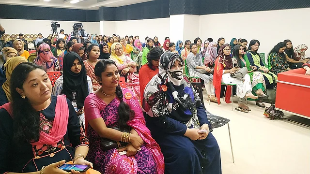 ফ্রিল্যান্সিং কর্মশালায় অংশ নেওয়া নারীরা। ছবি: সংগৃহীত।