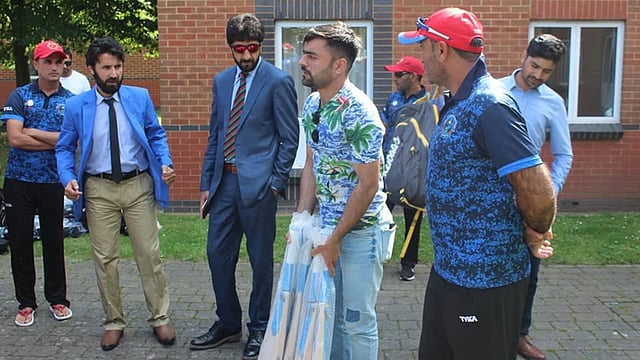 আফগানিস্তান শারীরিক প্রতিবন্ধী দলকে খেলার সরঞ্জাম উপহার দিয়েছেন রশিদ খান। ছবি: সংগৃহীত