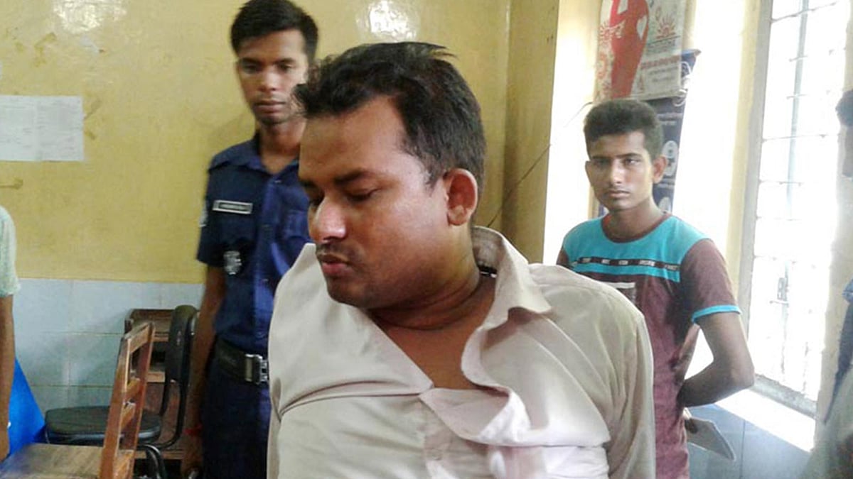 সুনামগঞ্জ সদর হাসপাতালে সাংবাদিক মুশফিকুর রহমান। ছবি: খলিল রহমান