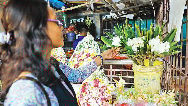 বর্ষার ফুল দোলনচাঁপা। গত রোববার শাহবাগের একটি ফুলের দোকানে।  ছবি: প্রথম আলো