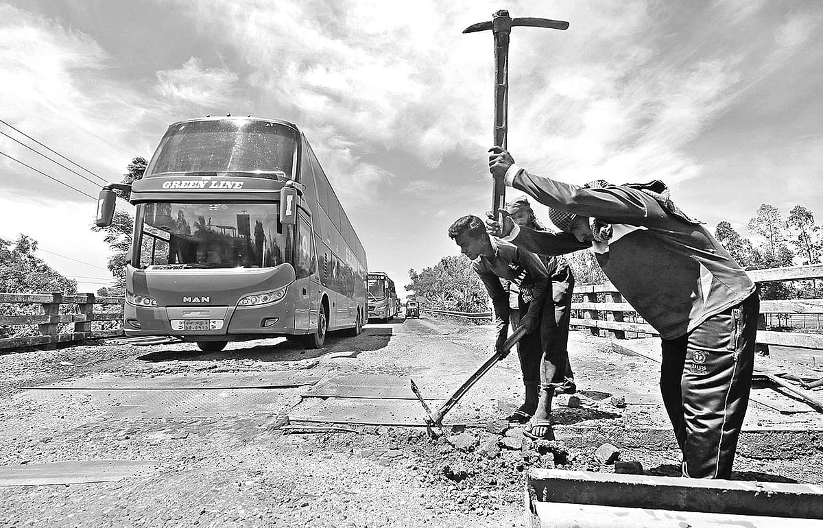 ঢাকা-সিলেট মহাসড়কে হবিগঞ্জের নবীগঞ্জের পানিউমদা সেতুটি বেশ ঝুঁকিপূর্ণ। গতকাল সেটি ইট-সুরকি দিয়ে মেরামত করা হয়।  ছবি: আনিস মাহমুদ