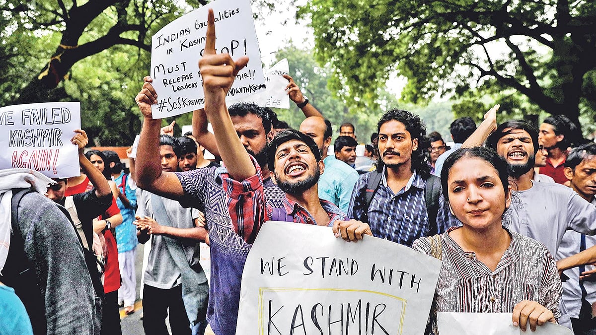 ভারতনিয়ন্ত্রিত কাশ্মীরের বিশেষ মর্যাদা বাতিলের পর বিক্ষোভ। গতকাল নয়াদিল্লিতে। ছবি: রয়টার্স