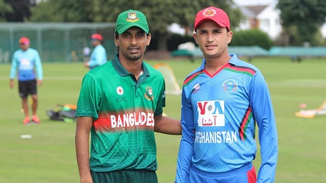 টসের সময় দুই অধিনায়ক। ছবি: সংগৃহীত