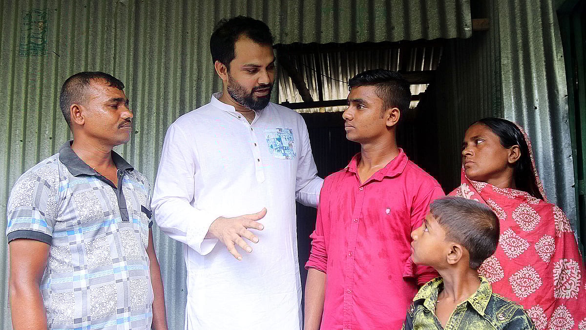 কিশোর ফুটবলার শিহাব উদ্দিনের লেখাপড়ার দায়িত্ব নিয়েছেন জাতীয় ফুটবল দলের সাবেক অধিনায়ক ও গোলরক্ষক আমিনুল হক। পাশে শিহাবের মা-বাবা ও ছোট ভাই। আলোকদিয়া, সাঁথিয়া, পাবনা, ৭ আগস্ট। ছবি: হাসান মাহমুদ