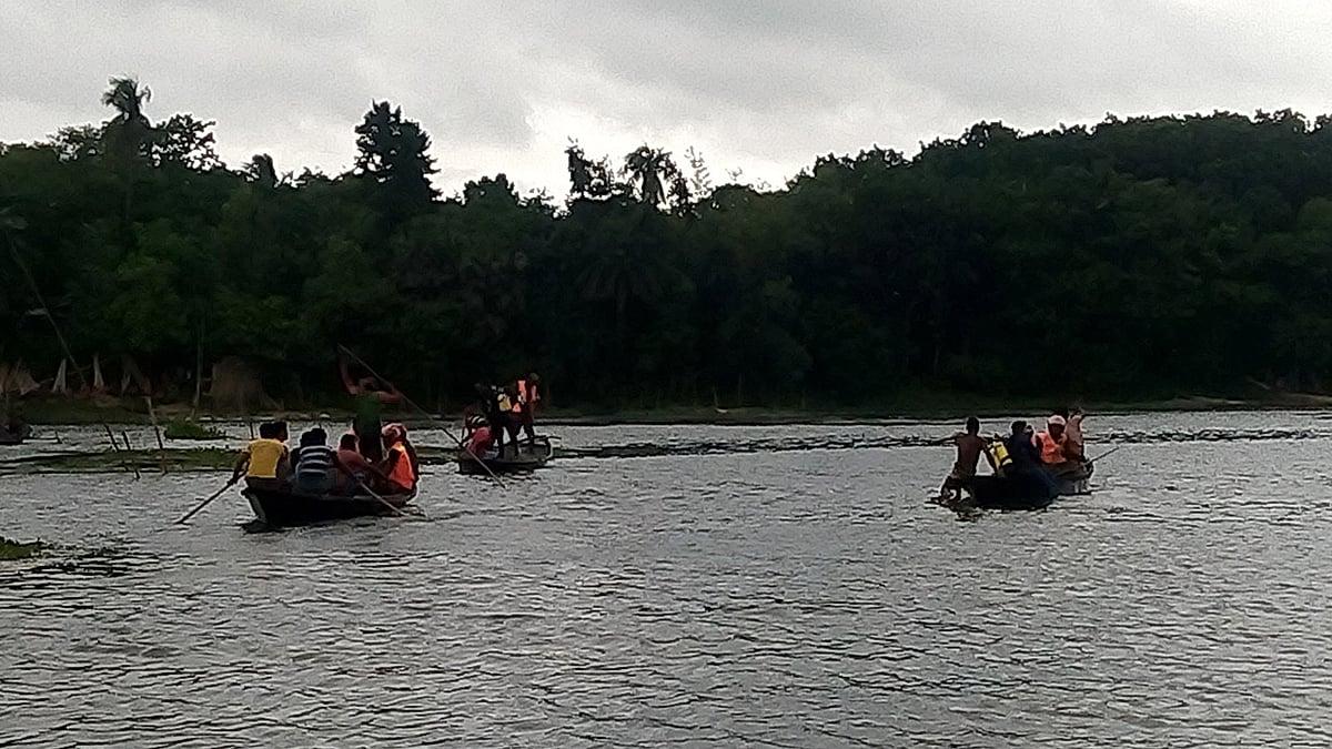 মাগুরার শ্রীপুরের কুমার নদ থেকে ওয়ার্ড আওয়ামী লীগ নেতার মরদেহ উদ্ধার করেছে পুলিশ। হাট শ্রীকোল, শ্রীপুর, মাগুরা, ৭ আগস্ট। ছবি: প্রথম আলো।