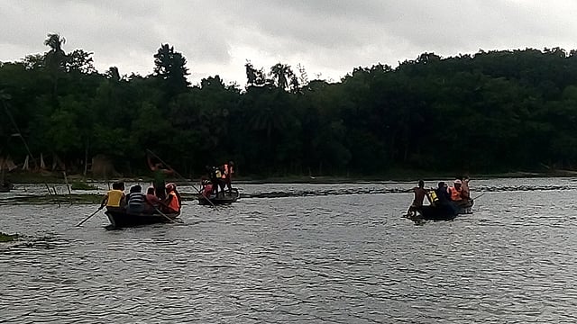মাগুরার শ্রীপুরের কুমার নদ থেকে ওয়ার্ড আওয়ামী লীগ নেতার মরদেহ উদ্ধার করেছে পুলিশ। হাট শ্রীকোল, শ্রীপুর, মাগুরা, ৭ আগস্ট। ছবি: প্রথম আলো।