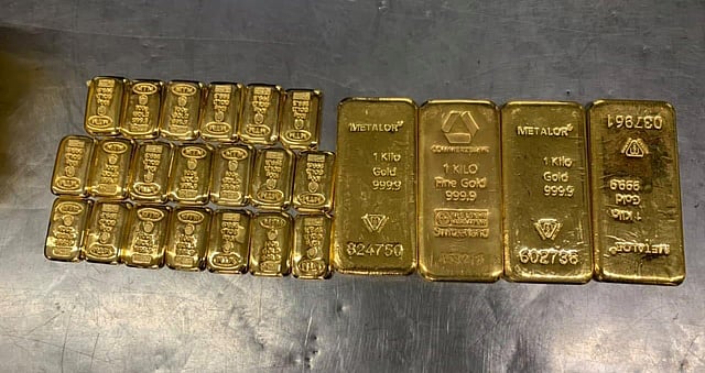 দুই জাপানি নাগরিকের কাছ থেকে জব্দ করা সোনার বার। ছবি: সংগৃহীত