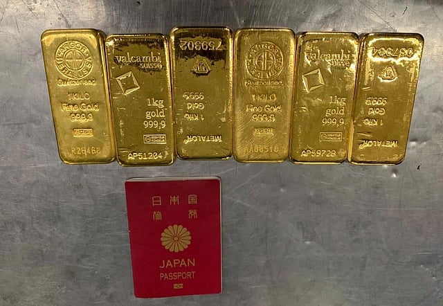 দুই জাপানি নাগরিকের কাছ থেকে জব্দ করা সোনার বার। ছবি: সংগৃহীত