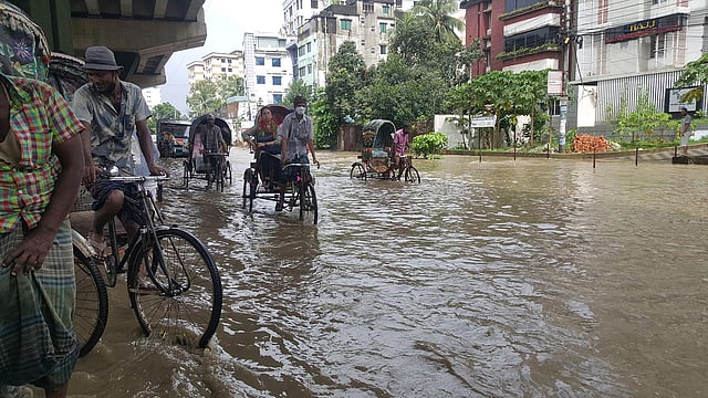 সকালের এক পশলা বৃষ্টিতে চট্টগ্রাম নগরের মুরাদপুরের নিচু এলাকা পানিতে প্লাবিত হয়। ছবি: প্রথম আলো