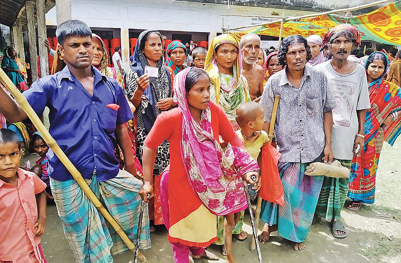 ইসলামিক রিলিফ বাংলাদেশের আর্থিক সাহায্যের স্লিপ না পেয়ে উপস্থিত থেকেও তাঁরা সাহায্য পাননি। খালি হাতেই ফিরে গেছেন শারীরিক প্রতিবন্ধী ও দরিদ্র লোকজন। গতকাল দেওয়ানগঞ্জের হাতীভাঙা ইউনিয়নের কাঠারবিল উচ্চবিদ্যালয় মাঠে।  ছবি: প্রথম আলো