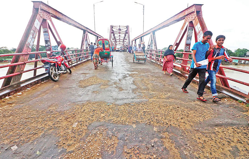 সংস্কারের জন্য ১ সেপ্টেম্বর থেকে যান চলাচল বন্ধ করা হবে কিনব্রিজে। গতকাল বিকেলে। ছবি: প্রথম আলো