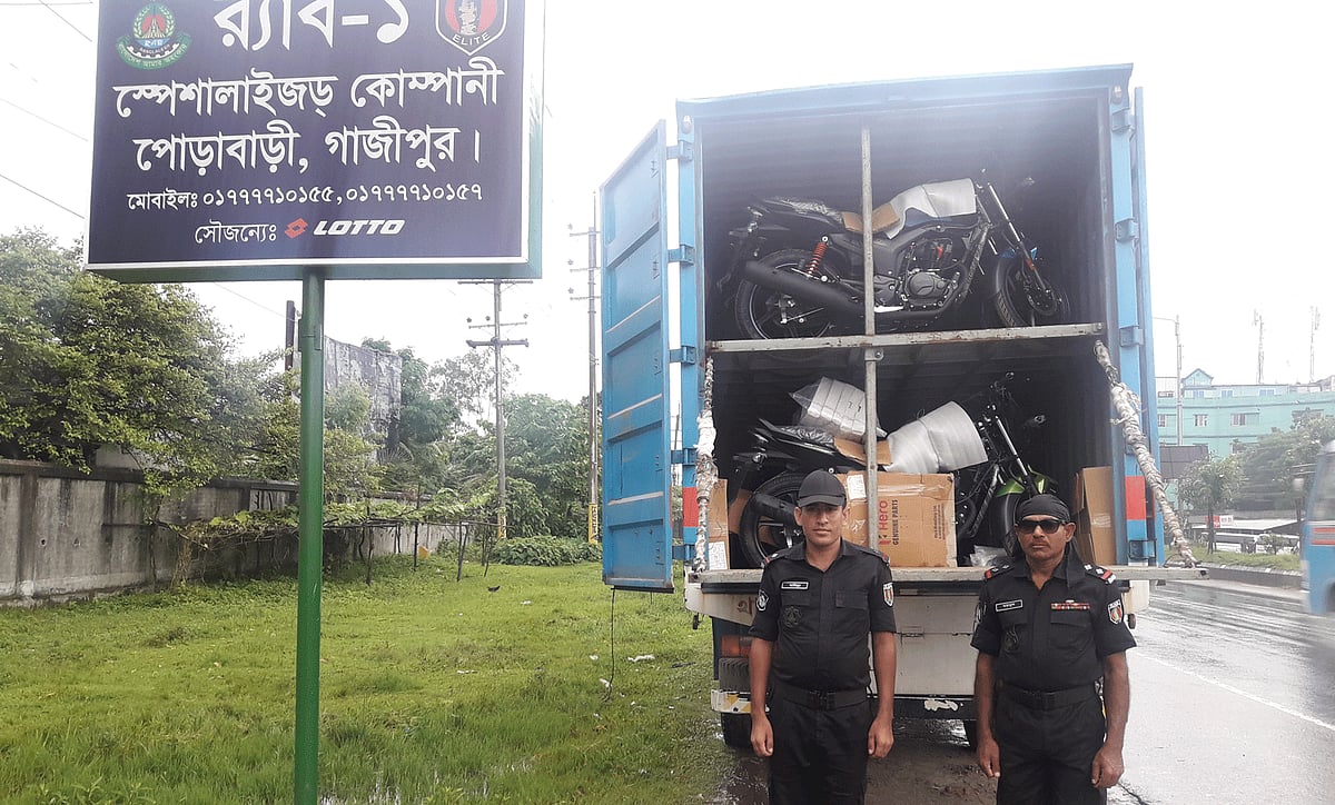 আধুনিক প্রযুক্তির সহায়তায় ছিনতাই হওয়া কাভার্ড ভ্যানসহ ২৬টি মোটরসাইকেল উদ্ধার করেছে র্যাব-১। ছবি: সংগৃহীত