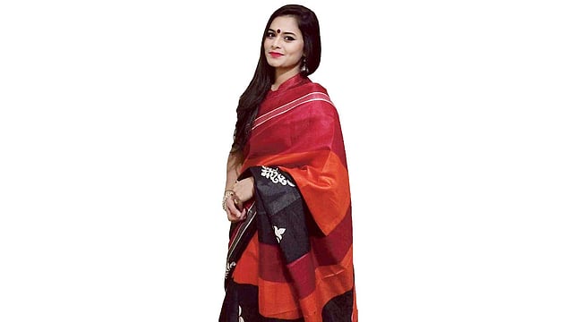 এখানে ঈদে দেশীয় পোশাক পরেন অনেকে। মডেল হয়েছেন ইসরাত জাহান সিফাত