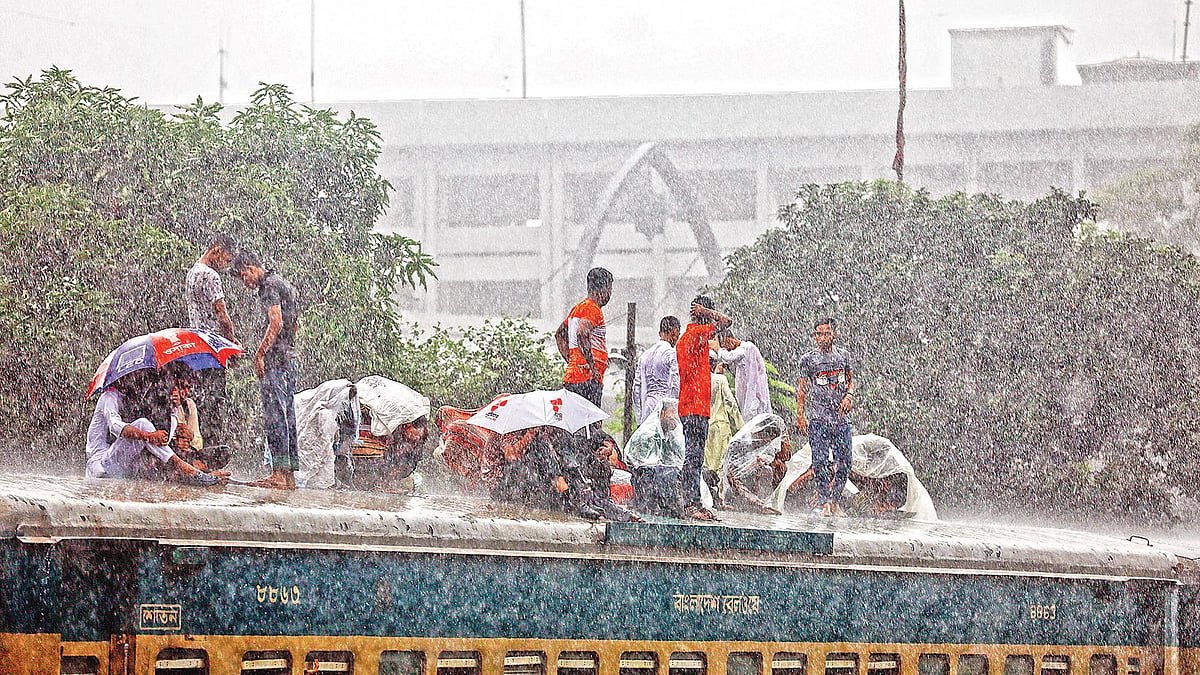 ঈদের আগে শেষ কর্মদিবস ছিল কাল। ঈদযাত্রায় মানুষের ভিড় ছিল তাই বেশি। বৃষ্টি উপেক্ষা করে ট্রেনের ছাদে চড়ে বাড়ি ফিরছেন অনেকে। গতকাল দুপুরে রাজধানীর বিমানবন্দর স্টেশনে।  ছবি: তানভীর আহাম্মেদ