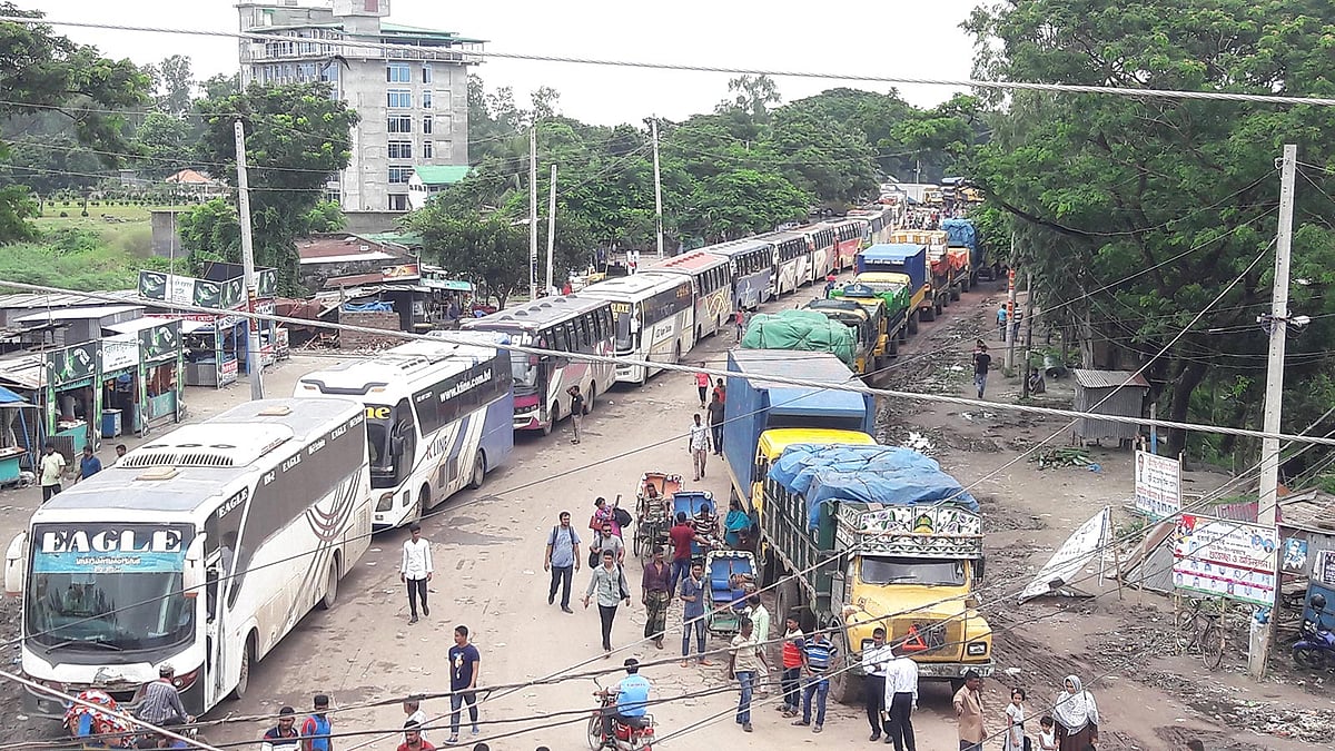 পাটুরিয়া ঘাট এলাকায় ঈদে ঘরমুখী যাত্রীবাহী বাসের চাপ বেড়েছে। আজ শুক্রবার দুপুর ১২টার দিকে পাটুরিয়া জিরো পয়েন্ট এলাকার চিত্র। ছবি: আব্দুল মোমিন