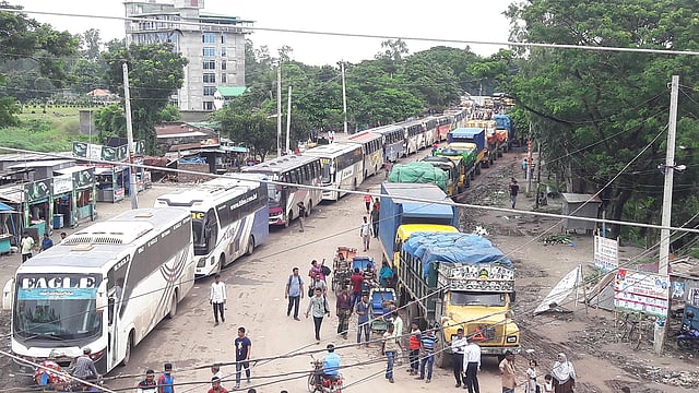 পাটুরিয়া ঘাট এলাকায় ঈদে ঘরমুখী যাত্রীবাহী বাসের চাপ বেড়েছে। আজ শুক্রবার দুপুর ১২টার দিকে পাটুরিয়া জিরো পয়েন্ট এলাকার চিত্র। ছবি: আব্দুল মোমিন