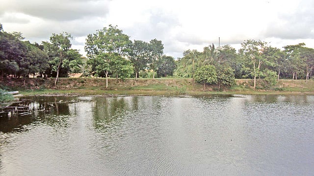 চার একর জায়গাজুড়ে চাঁদ সওদাগরের দিঘি