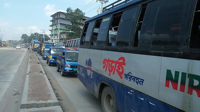 টাঙ্গাইলের মির্জাপুর উপজেলার গোড়াই এলাকার ঢাকা-টাঙ্গাইল মহাসড়কে থেমে থেমে চলছে যান। আজ শনিবার সকাল সাড়ে ১০টার দিকে তোলা। ছবি: প্রথম আলো।