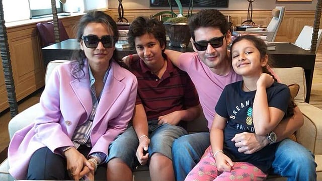 স্ত্রী সন্তানের সঙ্গে ‘প্রিন্স অব টলিউড’ মহেশ বাবু। ছবি: টুইটার