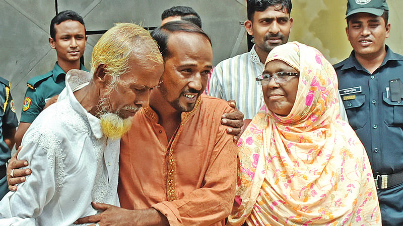 ১৯ বছর পর যশোর কেন্দ্রীয় কারাগার থেকে মুক্তি পেলেন মো. ইসলাম। মুক্তির পর বাবা আবদুল আজিজ (বাঁয়ে) ও ভাইবোনের সঙ্গে যশোর কেন্দ্রীয় কারাগারের সামনে। গতকাল দুপুরে। ছবি: এহসান-উদ-দৌলা