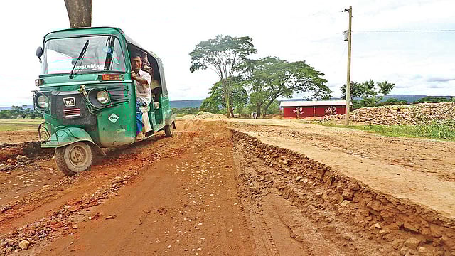 সিলেটের গোয়াইনঘাট এলাকার পর্যটনকেন্দ্র বিছনাকান্দি যাওয়ার সড়ক ভাঙাচোরা। গত বৃহম্পতিবার দুপুরে তোলা ছবি।  প্রথম আলো