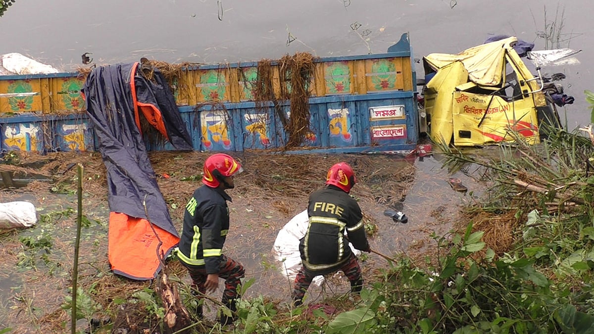 মানিকগঞ্জের ঘিওর উপজেলার পুখুরিয়া এলাকায় ঢাকা-আরিচা মহাসড়কে দুর্ঘটনার পর ফায়ার সার্ভিসের কর্মীরা উদ্ধার অভিযান চালান। ছবি: আবদুল মোমিন