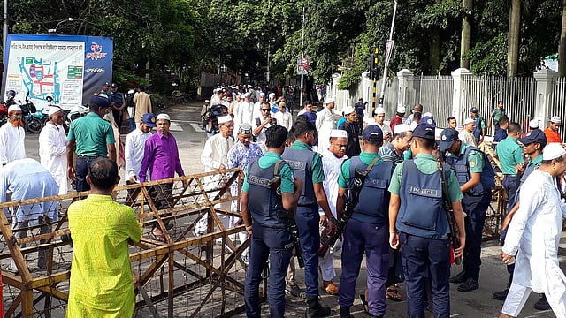 বায়তুল মোকাররম মসজিদে যাওয়ার পথে নিরাপত্তাব্যবস্থা ছিল কড়া। ছবি: হাসান রাজা