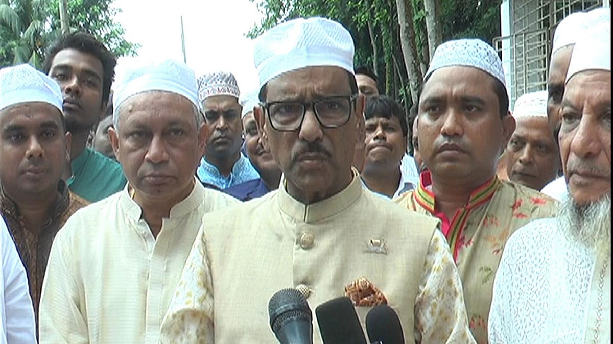 নোয়াখালীতে ঈদের নামাজের পর স্থানীয় গণমাধ্যম কর্মীদের সঙ্গে কথা বলেন আওয়ামী লীগের সাধারণ সম্পাদক ওবায়দুল কাদের। ছবি: প্রথম আলো