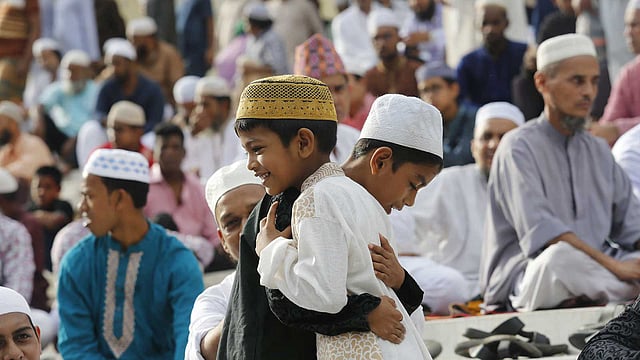 নামাজ শেষে শিশুদের কোলাকুলি। ছবি: হাসান রাজা