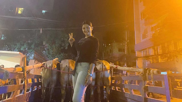 হাট থেকে গরু কিনে আনার এই ছবি ফেসবুকে পোস্ট করেছেন চিত্রনায়িকা পরীমনি