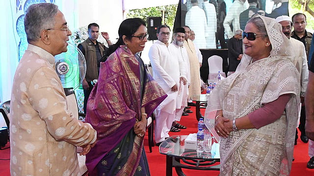 প্রধানমন্ত্রী শেখ হাসিনা গণভবনে বিশিষ্ট ব্যক্তিবর্গের সঙ্গে ঈদের শুভেচ্ছা বিনিময় করেন। ঢাকা, ১২ আগস্ট। ছবি: পিআইডি