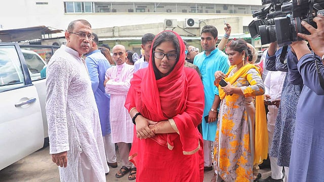 বিএনপির চেয়ারপারসন খালেদা জিয়ার সঙ্গে দেখা করতে বিএসএমএমইউতে যান পরিবারের সদস্যরা। ছবি: সাইফুল ইসলাম