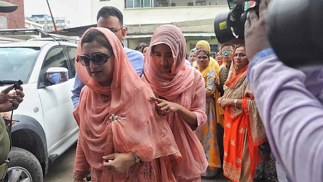 বিএনপির চেয়ারপারসন খালেদা জিয়ার সঙ্গে দেখা করতে বিএসএমএমইউতে যান পরিবারের সদস্যরা। ছবি: সাইফুল ইসলাম