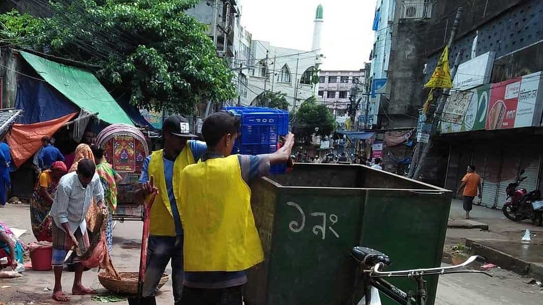 কোরবানির পশুর বর্জ্য পরিষ্কার করছেন চট্টগ্রাম সিটি করপোরেশনের পরিচ্ছন্নতাকর্মীরা। আজ সোমবার বেলা সাড়ে ১১টায় চট্টগ্রাম নগরের চৈতন্য গলি থেকে তোলা। ছবি: জুয়েল শীল