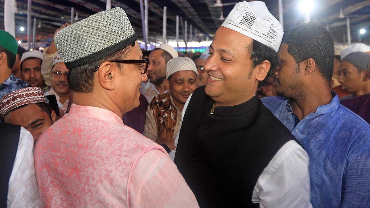 চট্টগ্রাম নগরের জমিয়াতুল ফালাহ জামে মসজিদ মাঠে ঈদুল আজহার প্রথম জামাত অনুষ্ঠিত হয়। নামাজ শেষ কোলাকুলি করেন শিক্ষা উপমন্ত্রী মুহিবুল হাসান চৌধুরী ও মহানগর বিএনপির সভাপতি শাহাদাত হোসেন। ছবি: প্রথম আলো