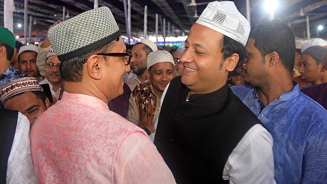 চট্টগ্রাম নগরের জমিয়াতুল ফালাহ জামে মসজিদ মাঠে ঈদুল আজহার প্রথম জামাত অনুষ্ঠিত হয়। নামাজ শেষ কোলাকুলি করেন শিক্ষা উপমন্ত্রী মুহিবুল হাসান চৌধুরী ও মহানগর বিএনপির সভাপতি শাহাদাত হোসেন। ছবি: প্রথম আলো