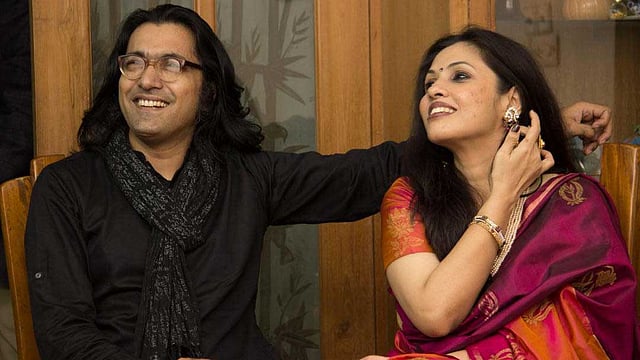 বন্ধুদের সঙ্গে আড্ডায় ‘শিকলবাহা’ ছবির চিত্রনাট্যকার ও পরিচালক কামার আহমাদ সাইমন ও প্রযোজক সারা আফরীন