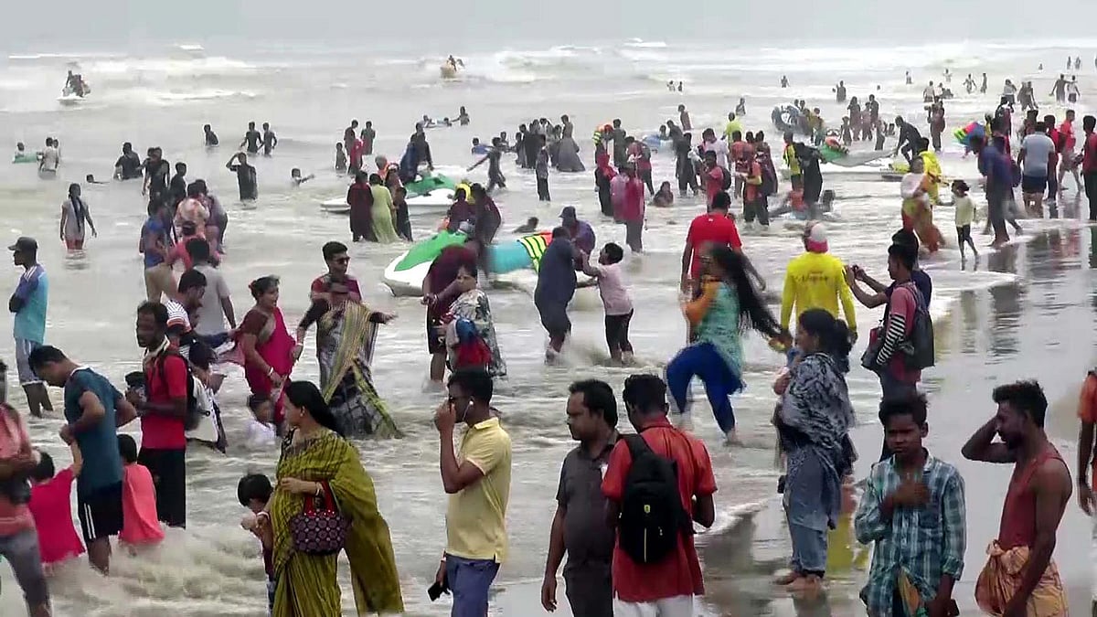কক্সবাজারের সমুদ্রসৈকতের সুগন্ধা পয়েন্টে পর্যটকদের ভিড়। ছবি: প্রথম আলো