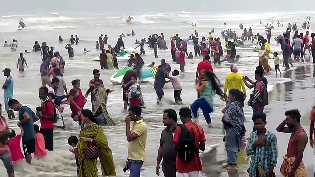 কক্সবাজারের সমুদ্রসৈকতের সুগন্ধা পয়েন্টে পর্যটকদের ভিড়। ছবি: প্রথম আলো