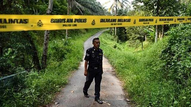 মালয়েশিয়ার দুসান রিসোর্ট থেকে দুই কিলোমিটার দূরে জঙ্গলের মধ্যে নোরার লাশ উদ্ধার করে পুলিশ। ছবি: এএফপি