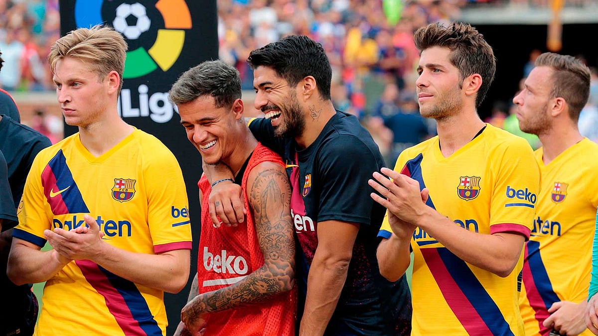 সুয়ারেজের সঙ্গে কুতিনহোর খুনসুটি। ১০ আগস্ট যুক্তরাষ্ট্রের মিশিগানে নাপোলির বিপক্ষে ম্যাচের পর। ছবি: এএফপি