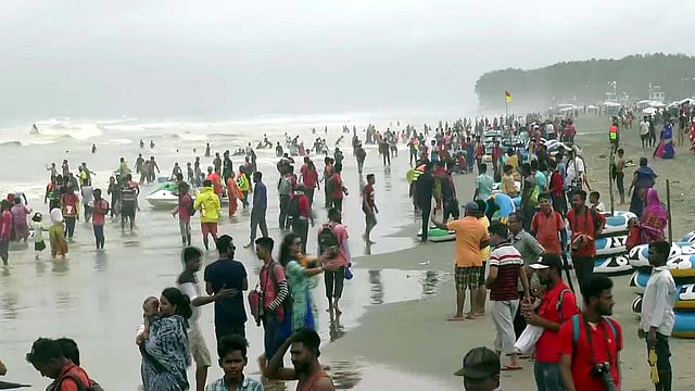 পর্যটকদের সমুদ্র স্নান। ছবি: প্রথম আলো