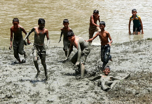 দুরন্তপনায় আনন্দ ভাগাভাগি করে নেয় শিশুর দল।