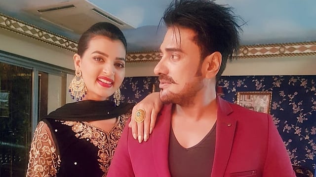 অনন্ত জলিল ও বর্ষা ঈদের দিন নিজ বাড়ি থেকে তোলা একটি ছবি পোস্ট করে ভক্তদের জানিয়েছেন ‘ঈদ মোবারক’